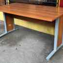 16 800 Ft * Cseresznyeszínű fémvázas íróasztal ( 150szé 80mé 75ma) 221212_026